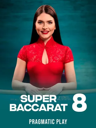 Robe rouge à col chinois sur fond vert, la croupière de Super 8 Baccarat tient une table de baccarat en direct